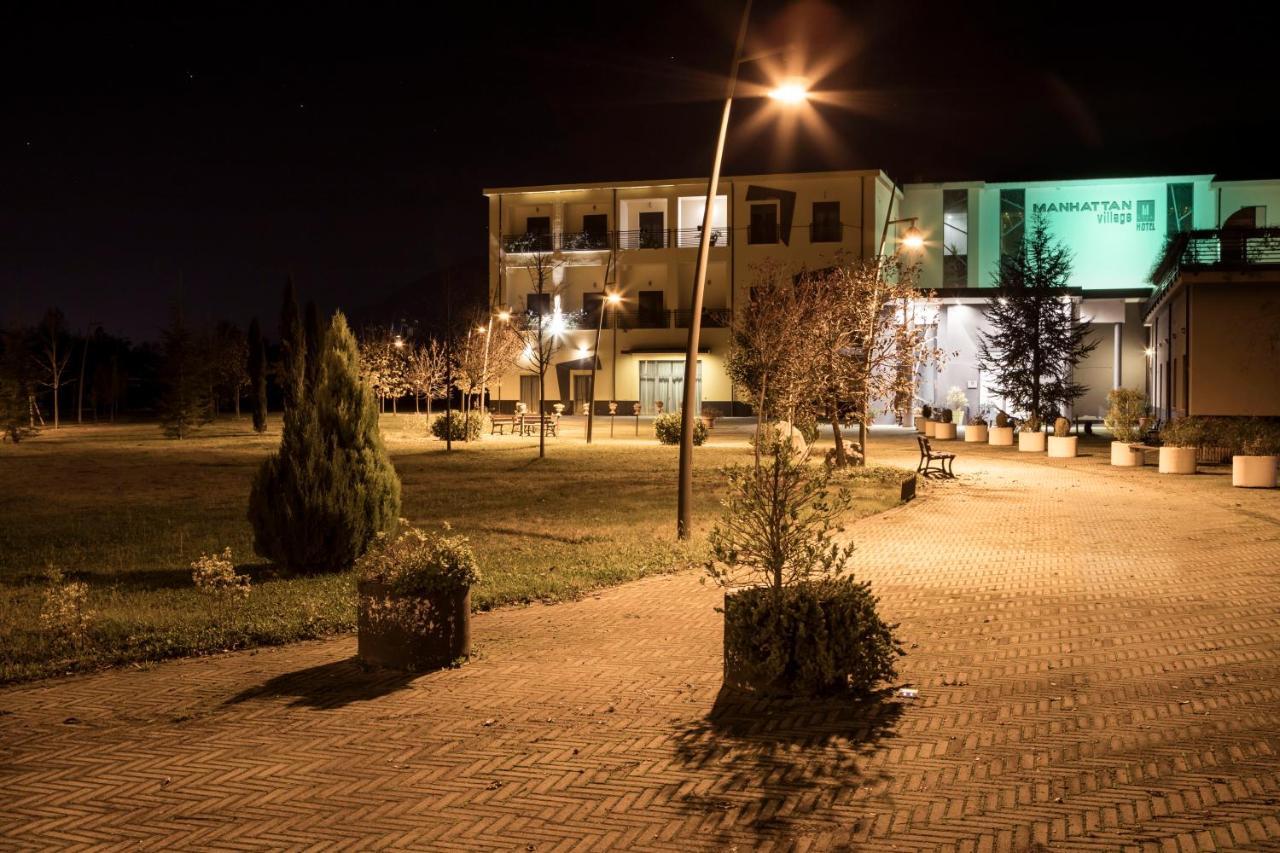 Manhattan Village Hotel Sulmona Extérieur photo